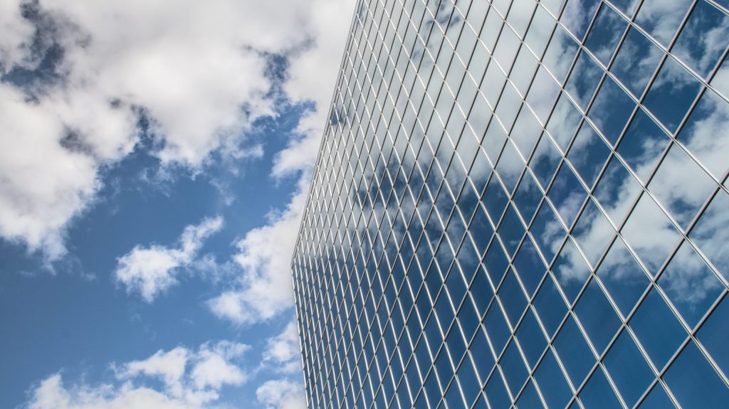 铱耐特透明款隔热涂层,应用于玻璃幕墙表面,实现高效隔热与热管理