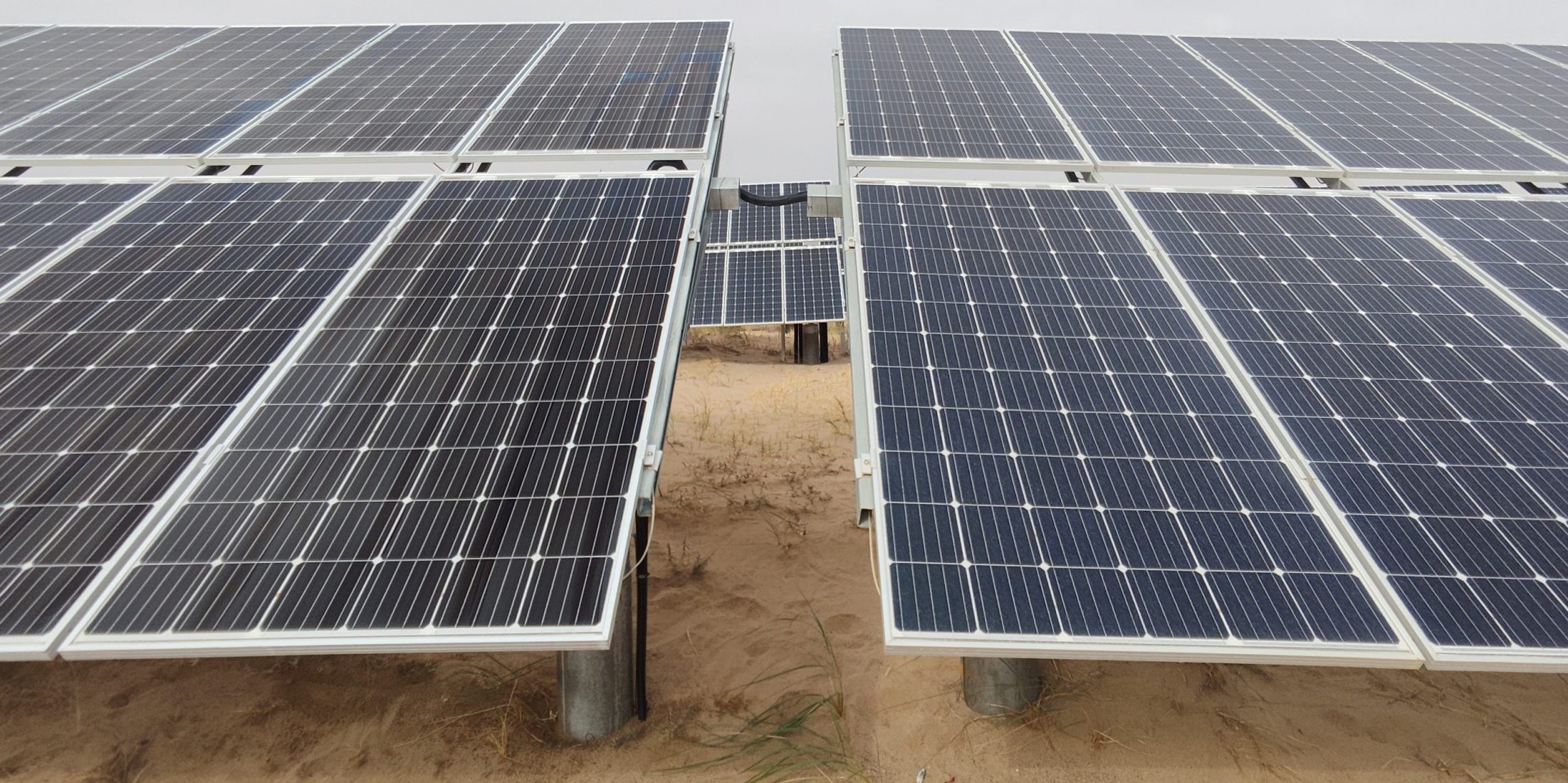 光伏面板自清洁增透控温涂层应用展示