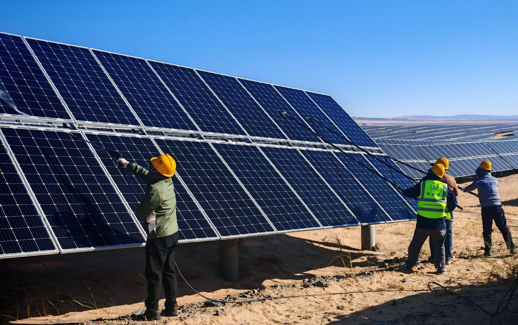 阿拉善光伏电站涂覆铱耐特光伏涂层场景